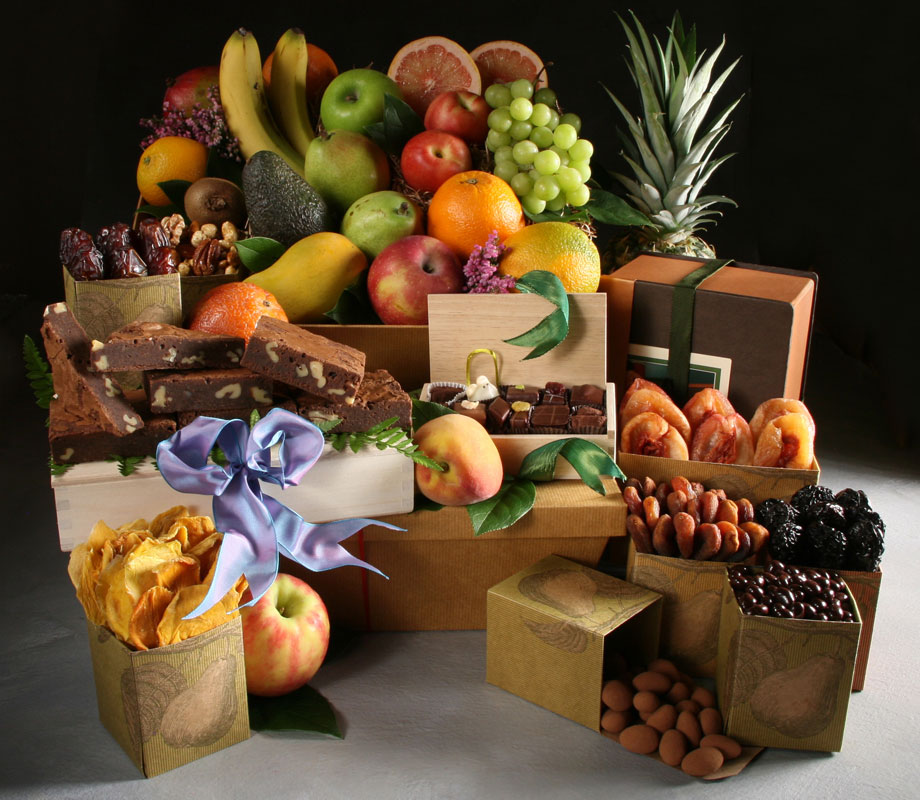 Empire Gift Basket with Organic Fruit