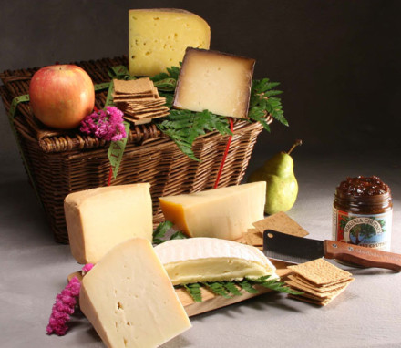 Farmhouse Cheese Basket with 6 Cheeses